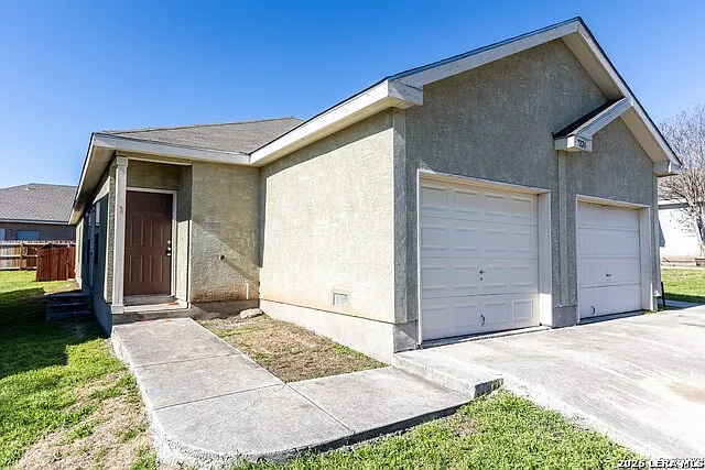 3 bed, 2.0 bath, 2440 sqft, $1,300 — Photo 2
