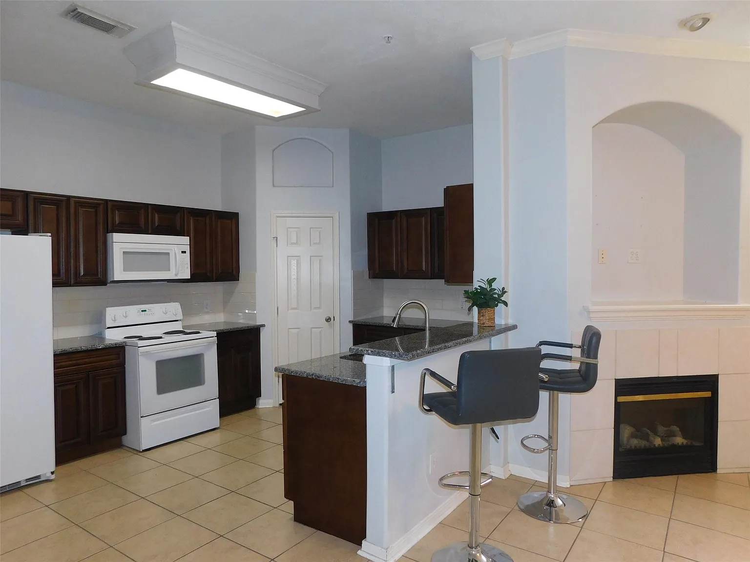 2 bed, 2.5 bath, 1330 sqft, $1,800 — Photo 4
