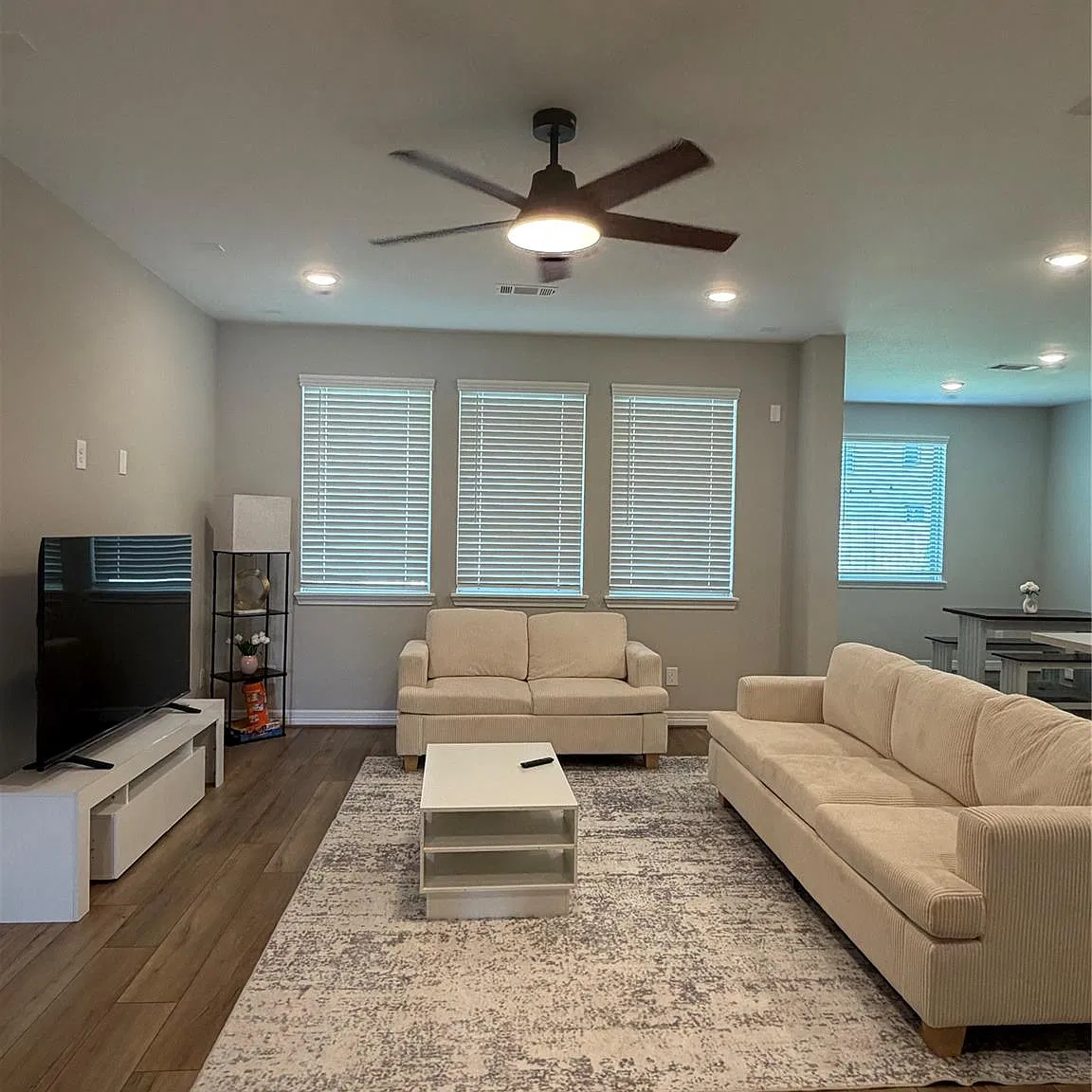 3 bed, 2.0 bath, 2007 sqft, $2,400 — Photo 2