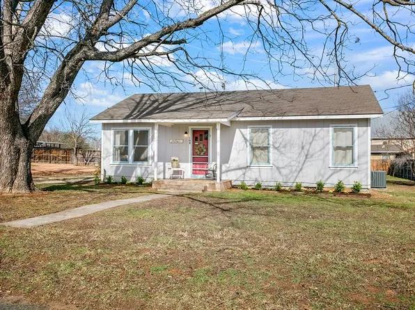 108 E Grothe St, Fredericksburg, TX 78624