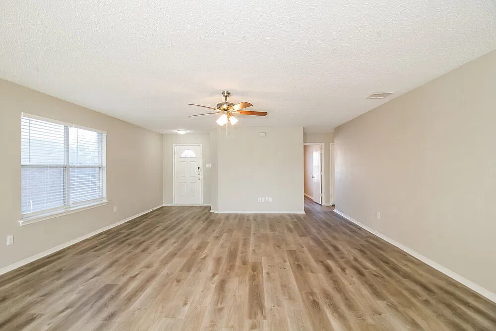 3 bed, 2.0 bath, 1621 sqft, $2,165 — Photo 3