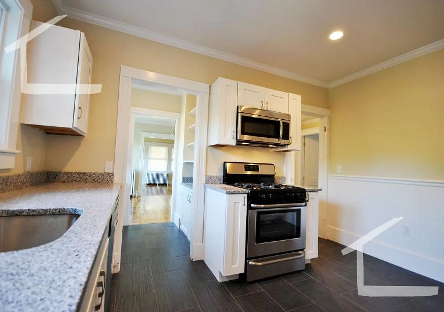 Nicely renovated 4 bed in Oak Square for September! — Photo 3