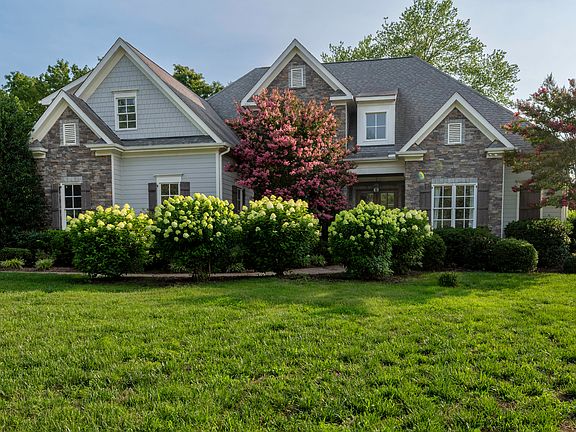 2nd image of 693 Hawthorne Pl