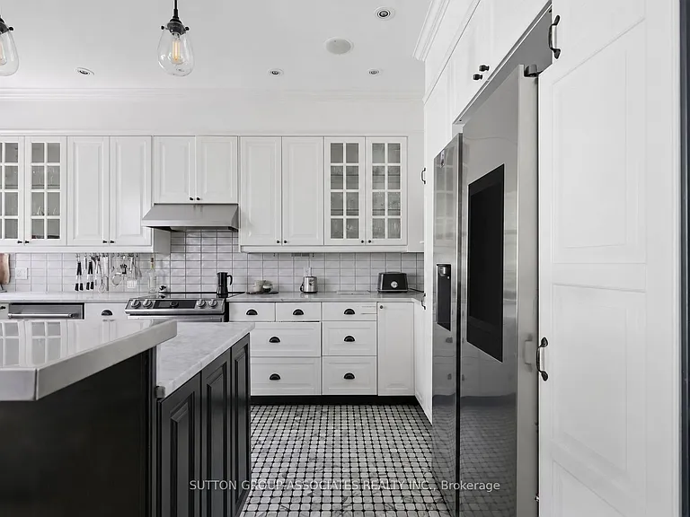 33 Albany Ave — Photo 11