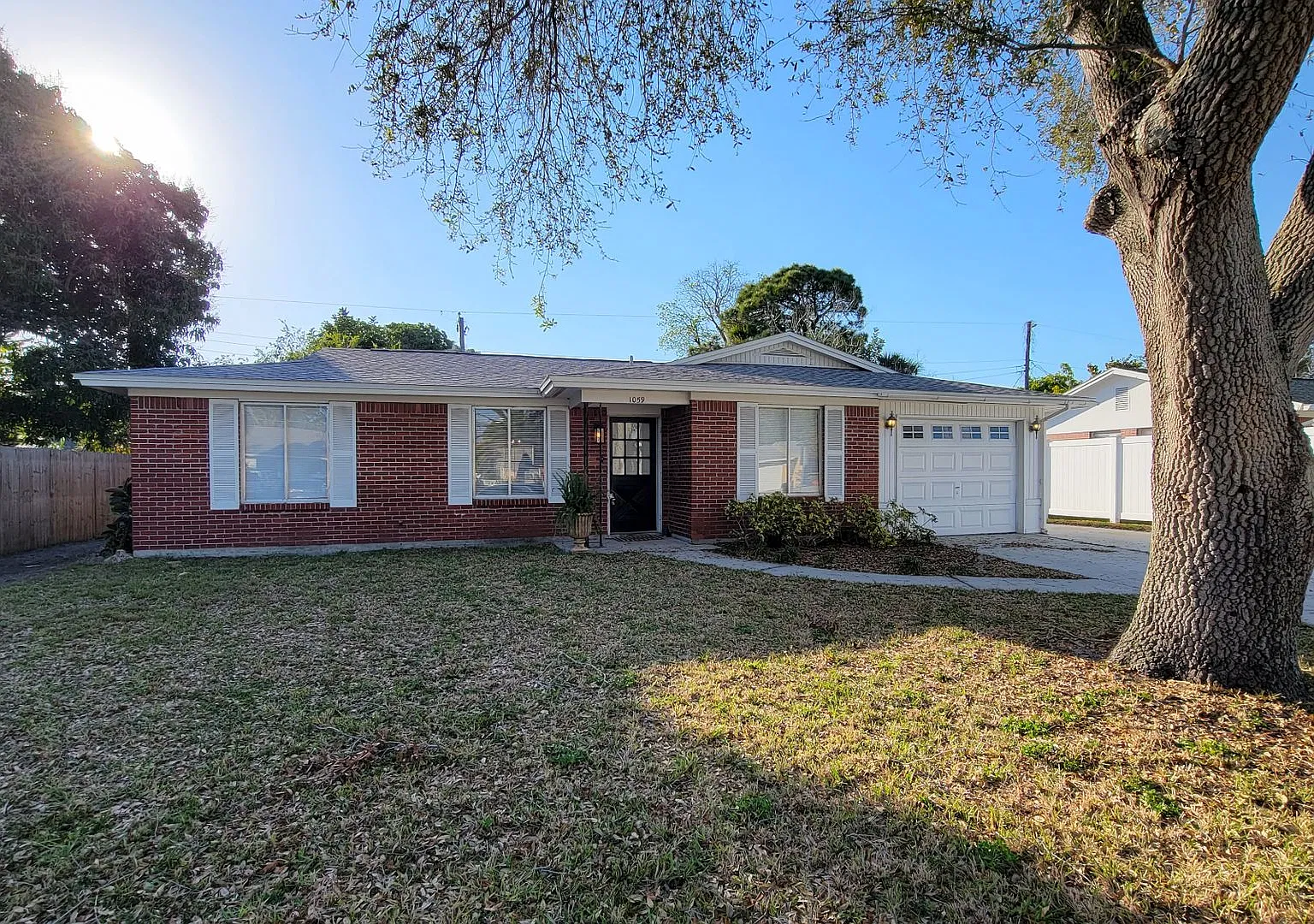 Spacious 4BR Home with Garage Available in Venice NOW! — Photo 2
