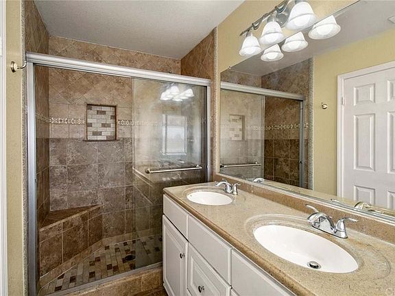 3rd image of 576 Cumbre Ct