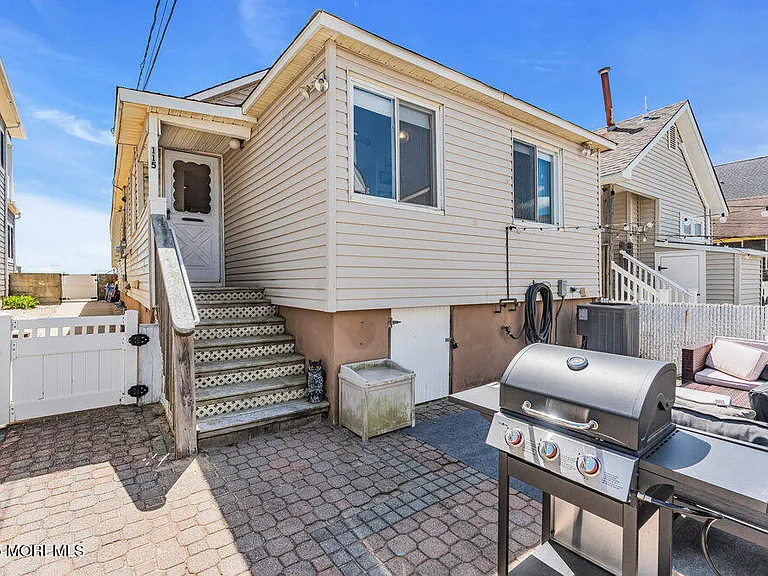115 Beachfront — Photo 8