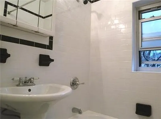 Rented by Siderow Residential Group | media 2