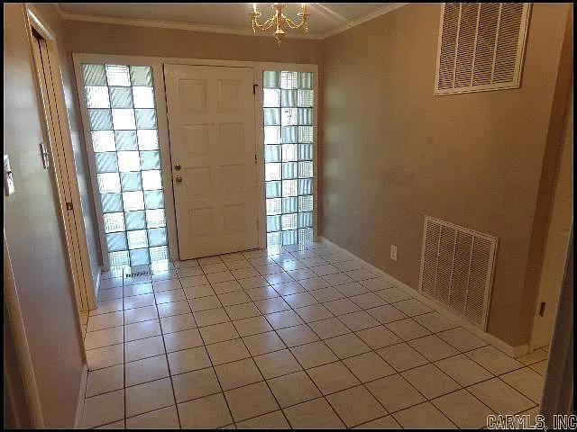 3 bed, 2.0 bath, 2427 sqft, $1,800 — Photo 3
