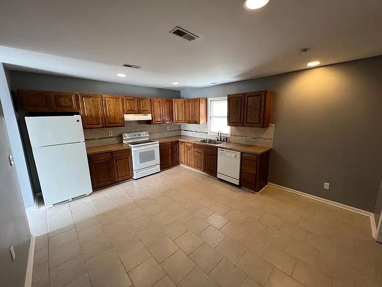 213 Central Ave — Photo 5