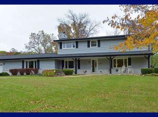 906 Middle Ridge Dr, Hubertus, WI 53033