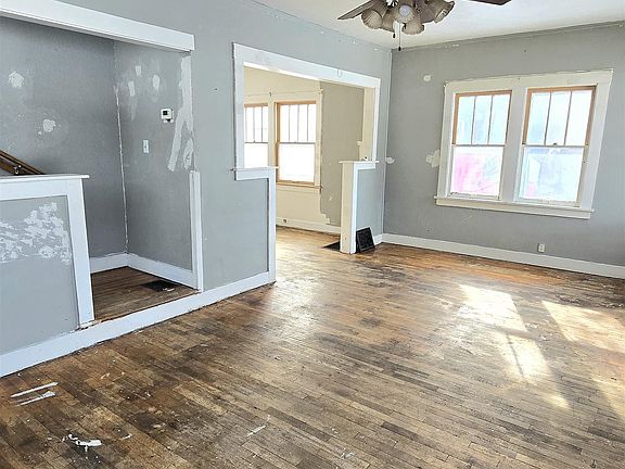 3rd image of 106 N West Pl