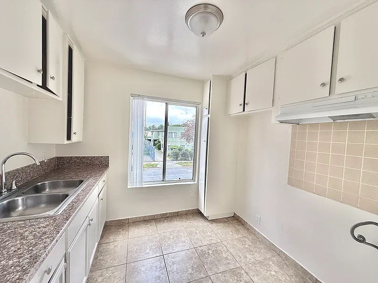 14143 Delano St #5 — Photo 4