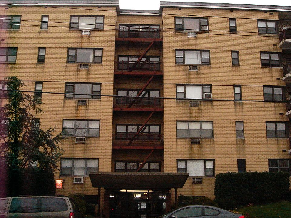 2nd image of 2375 Hudson Ter APT 5F