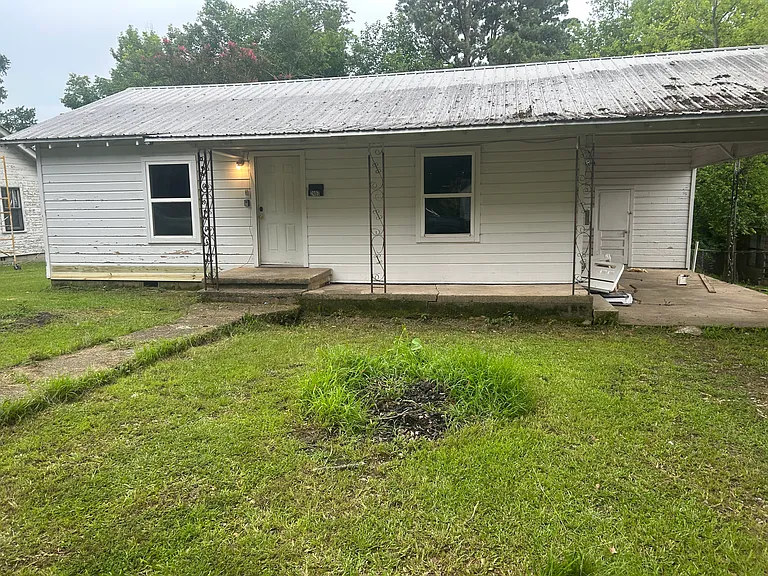 2407 Barkman St — Photo 1