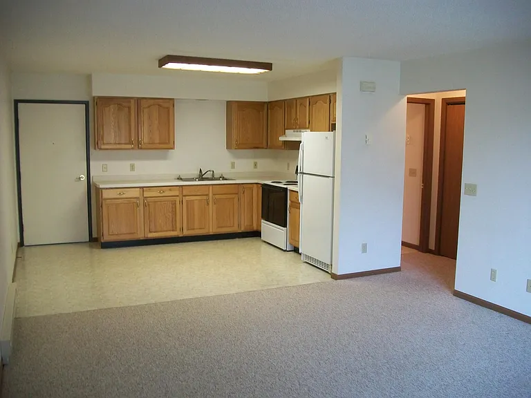 611 Airport Ave — Photo 2
