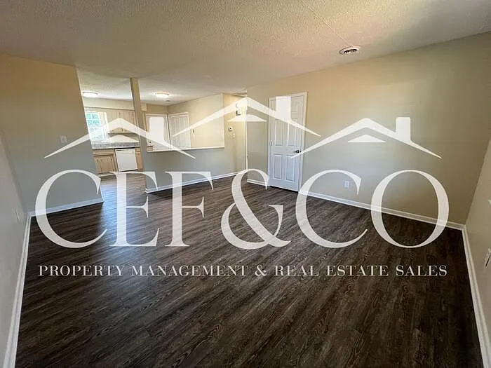2 bed, 1.0 bath, 975 sqft, $1,050 — Photo 2