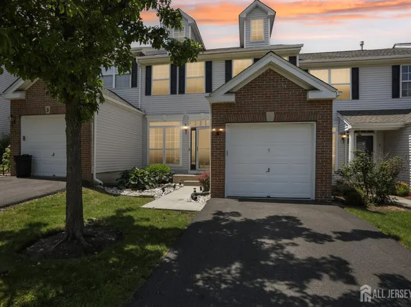 5 Schlottfeld Ln, Parlin, NJ 08859