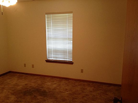 3rd image of 1102 Meadow Creek Dr