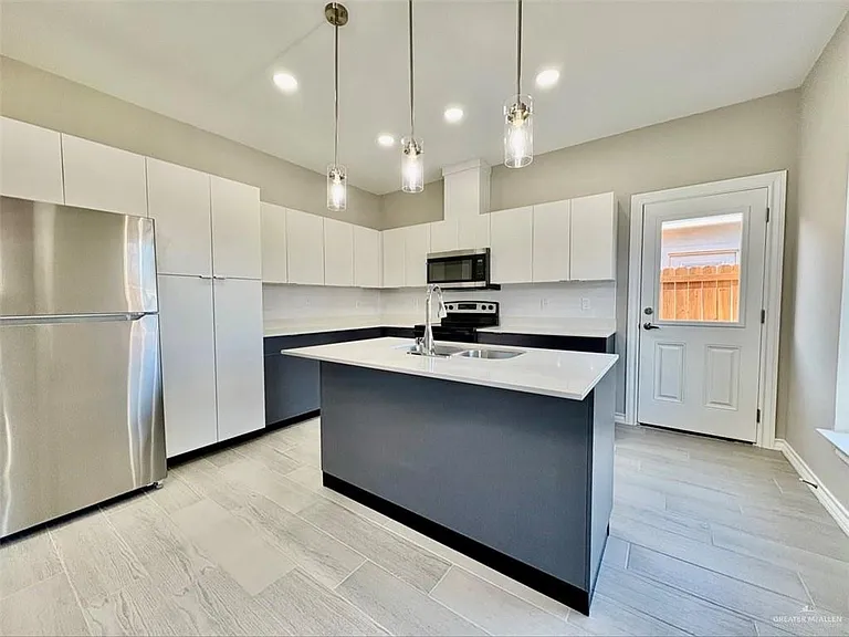 1413 S Yankton St #1 — Photo 3