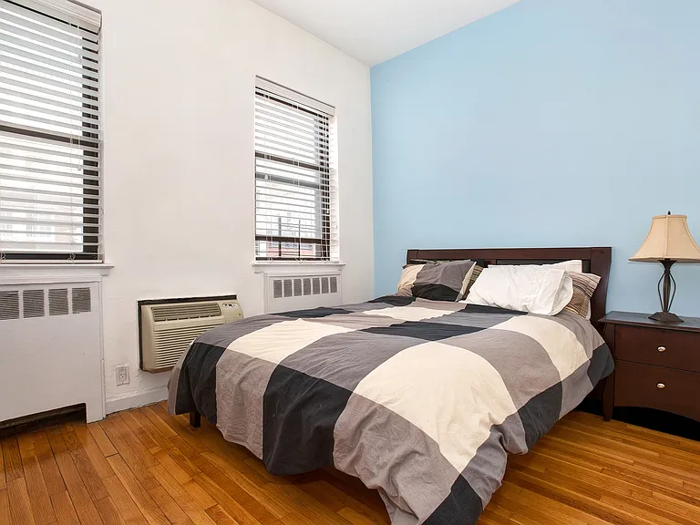 230 E 52nd St #4A — Photo 3