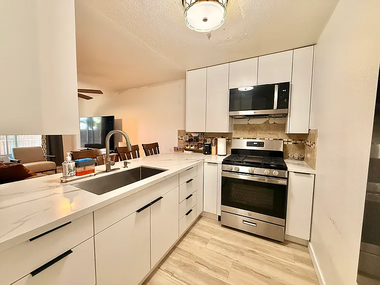 227 50th St #10 — Photo 8