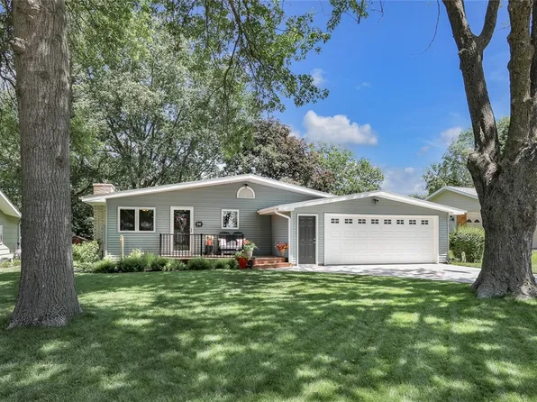 218 E 8th St, Pella, IA 50219