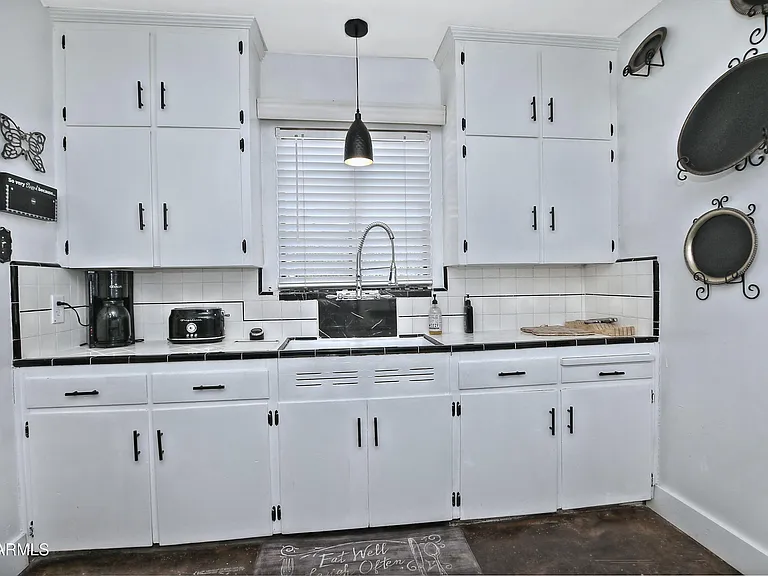 1923 W Earll Dr — Photo 17