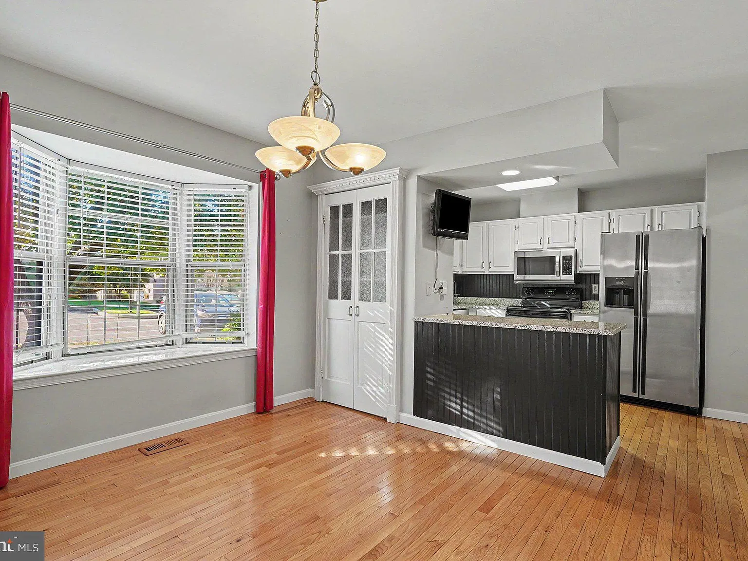 3 bed, 4.0 bath, 2058 sqft, $2,600 — Photo 2