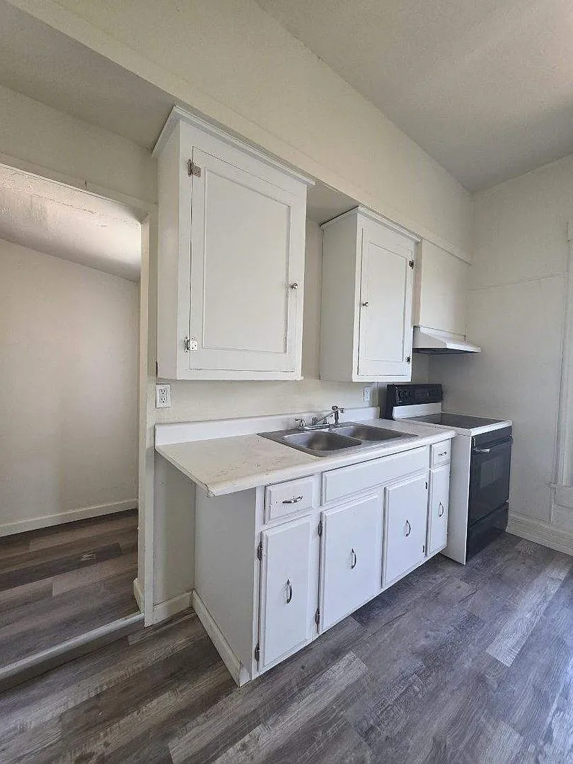 Fourth Avenue Six-Plex — Photo 4
