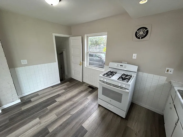 109 Kent Ct — Photo 21