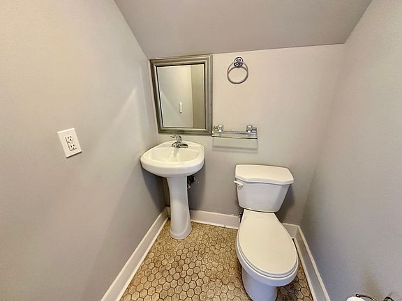 4th image of 2683 Fairfield Ave Floor 3