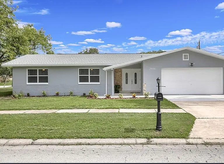 2558 Rosery Rd E — Photo 2