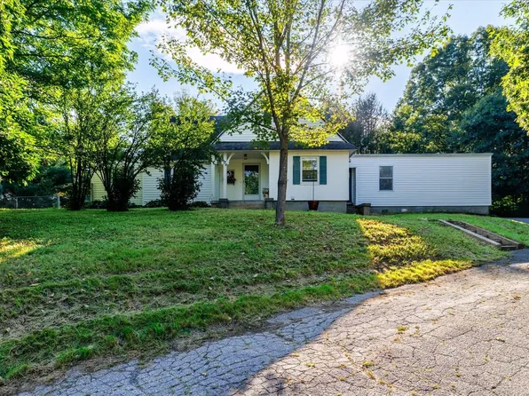 39 Southbridge Rd, Dudley, MA 01571