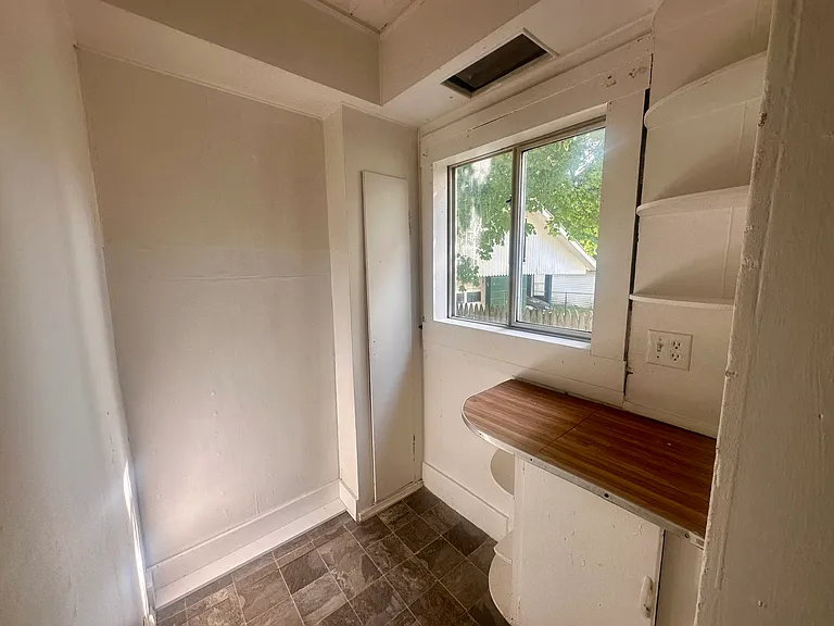 142 Delamaine Dr #1 — Photo 7