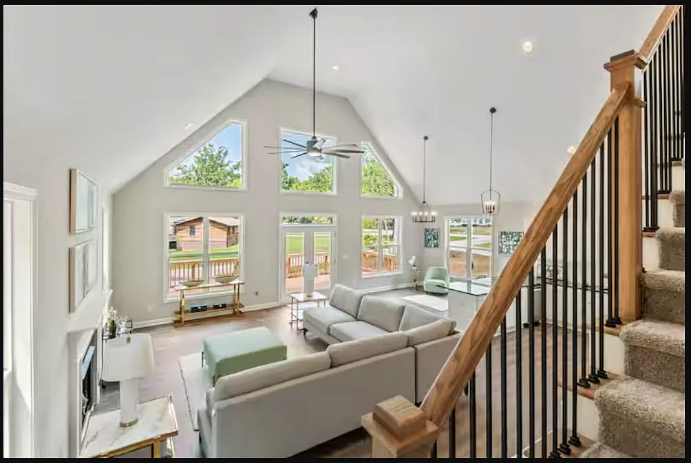 Lake House Sanctuary: Modern Elegance — Photo 3