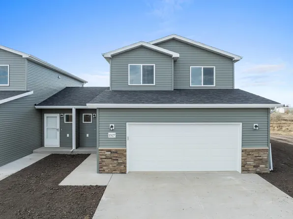 1527 47th Loop SE, Minot, ND 58701