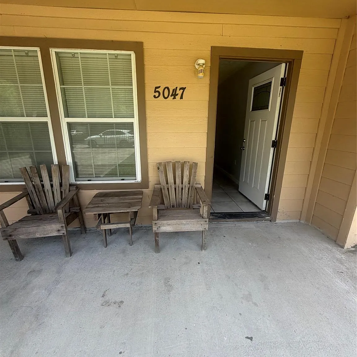 2 bed, 1.0 bath, 1100 sqft, $1,200 — Photo 2