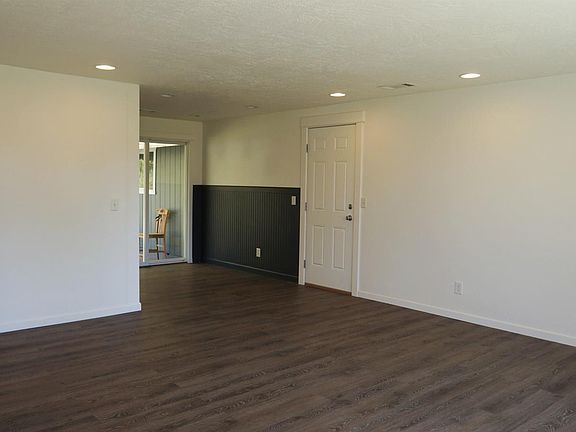 3rd image of 2460 Thorn Oak Dr