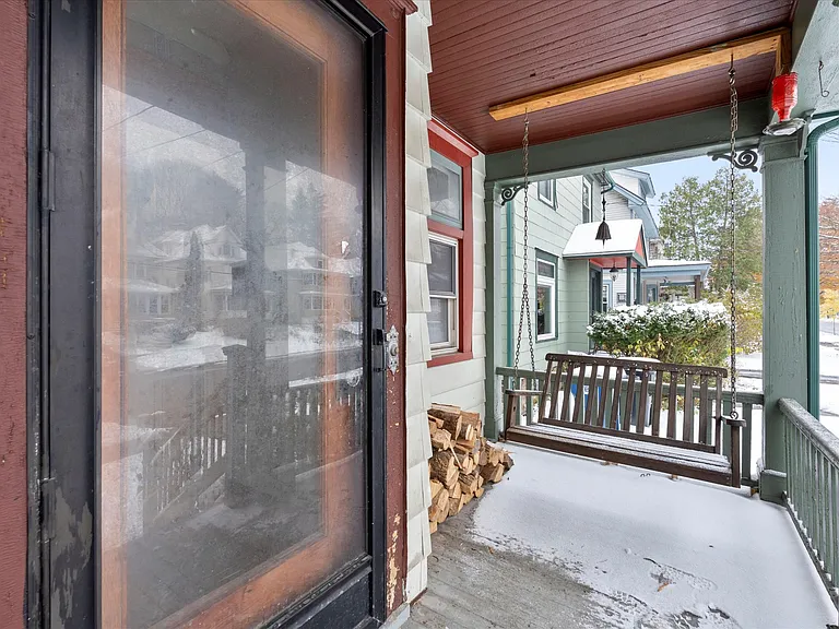 925 Westcott St — Photo 3