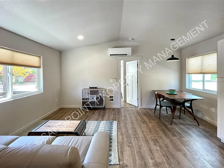 910 Poplar St — Photo 9