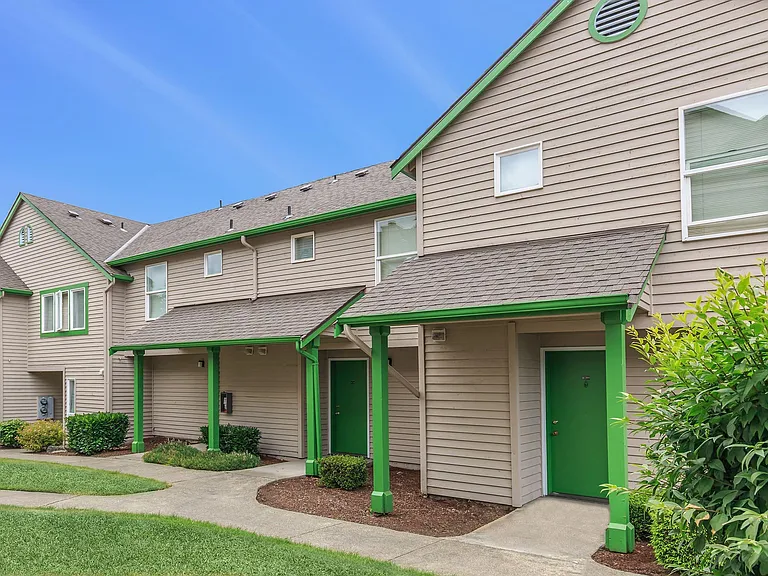 Emerald Court — Photo 11