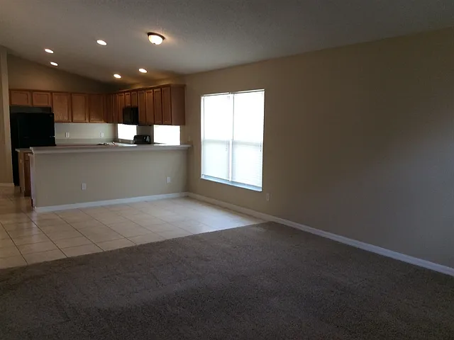 4 bed, 2.0 bath, 2165 sqft, $2,920 — Photo 3