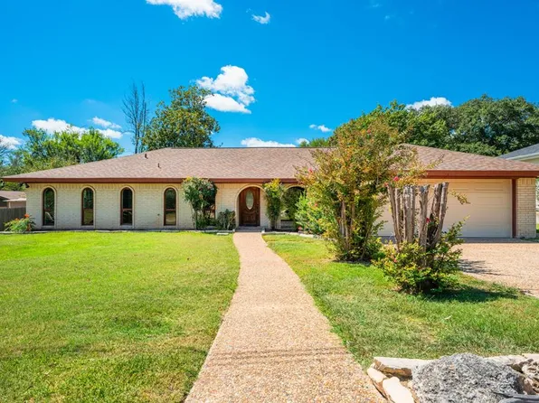 1303 Warbler Dr, Kerrville, TX 78028