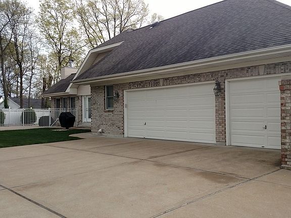 3rd image of 9830 Bridle Trail Ln