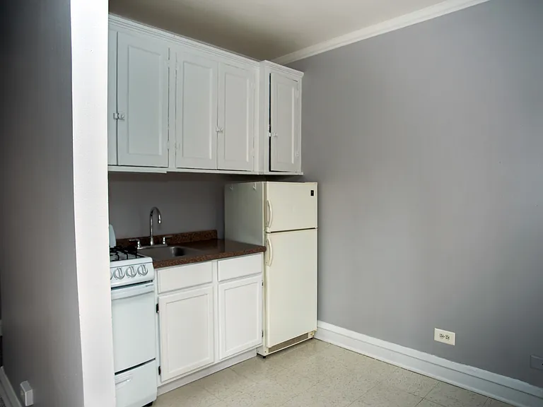 5737 N Kenmore Edgewater Apartments — Photo 31