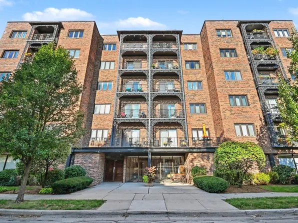 414 Clinton Pl APT 206, River Forest, IL 60305