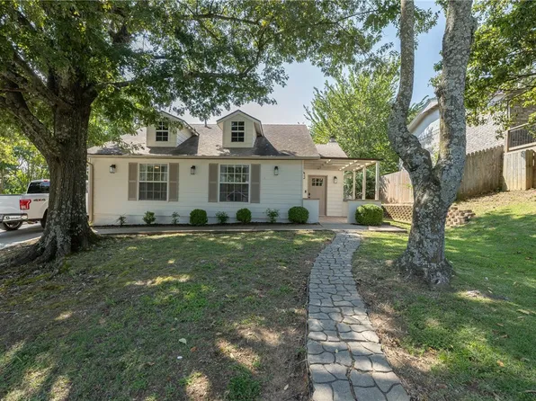 2357 N Hummingbird Ln, Fayetteville, AR 72703