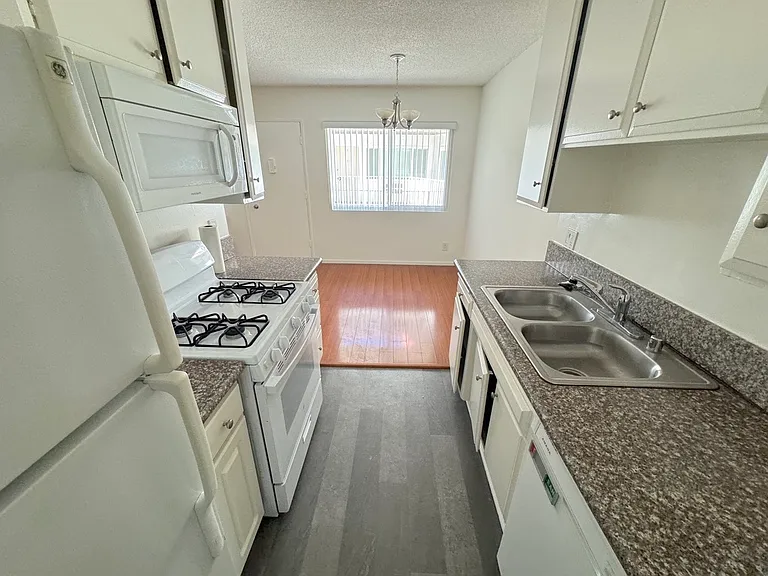 447 W Elk Ave #3 — Photo 20
