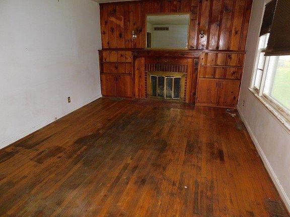 3rd image of 100 Woodlawn Dr
